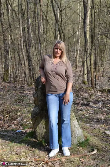Thick Blonde MILF in Jeans Shows Her Ass Outdoors