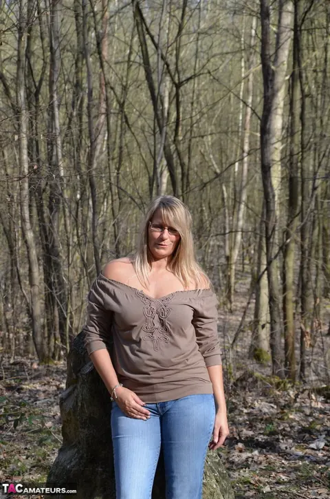 Sweet Susi: Thick Blonde MILF in Jeans Shows Her Ass Outdoors – photo 2 of 16