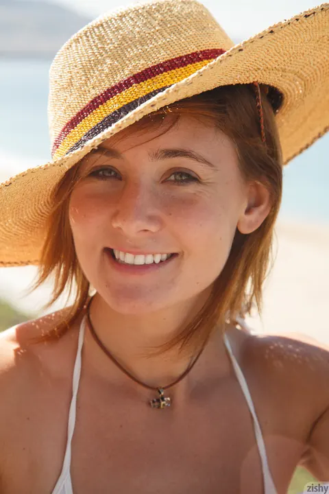Bea Wolf: Redhead Flaunts Her Ass in a Bikini and Shorts on the Beach – photo 4 of 11