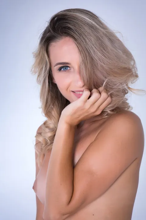 Ukrainian Blonde Shows Her Natural Tits and Trimmed Pussy – photo 7 of 21