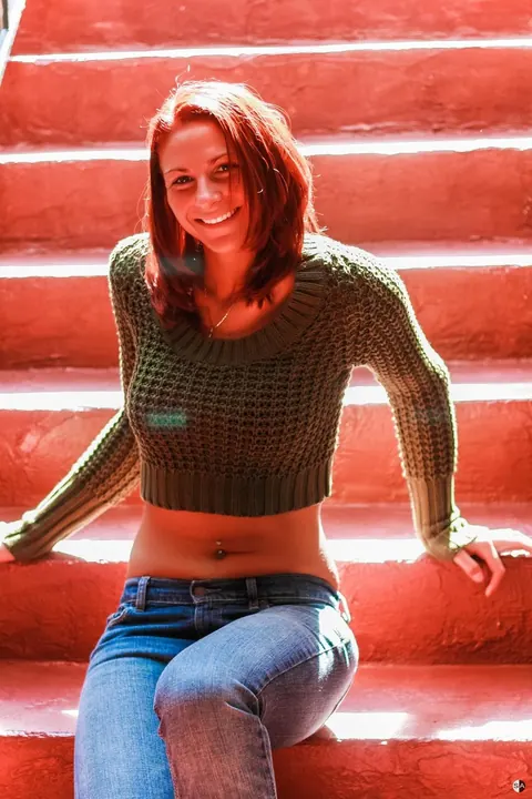 Redhead in Jeans Poses Outdoors with Short Hair – photo 2 of 20