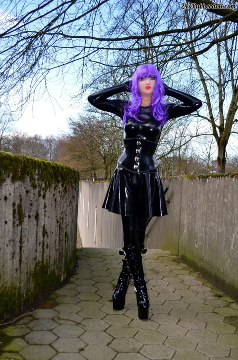 RubberDoll: Busty Brunette in Latex Poses Outdoors for Fetish Set – photo 6 of 15