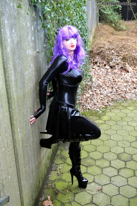 RubberDoll: Busty Brunette in Latex Poses Outdoors for Fetish Set – photo 2 of 15