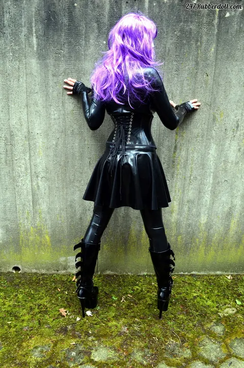 RubberDoll: Busty Brunette in Latex Poses Outdoors for Fetish Set – photo 8 of 15