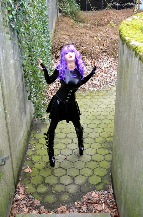 RubberDoll: Busty Brunette in Latex Poses Outdoors for Fetish Set – photo 10 of 15