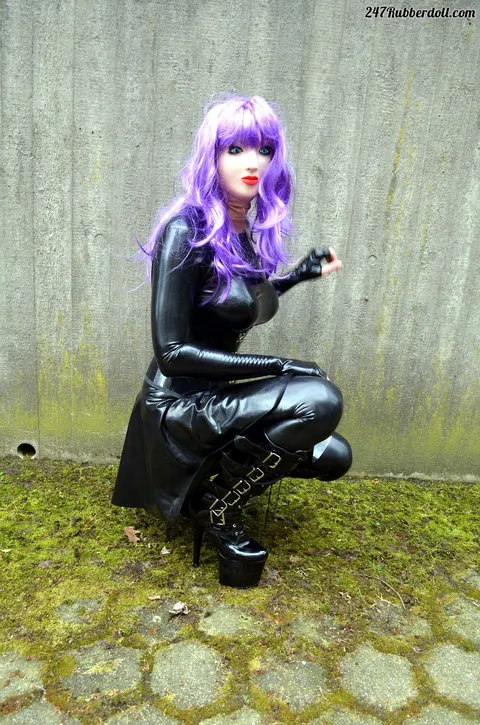 RubberDoll: Busty Brunette in Latex Poses Outdoors for Fetish Set – photo 4 of 15