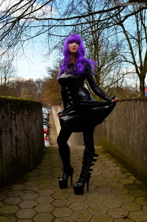 RubberDoll: Busty Brunette in Latex Poses Outdoors for Fetish Set – photo 14 of 15