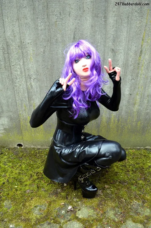 RubberDoll: Busty Brunette in Latex Poses Outdoors for Fetish Set – photo 9 of 15