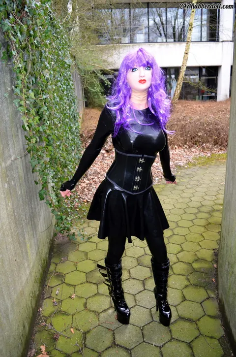 RubberDoll: Busty Brunette in Latex Poses Outdoors for Fetish Set – photo 5 of 15