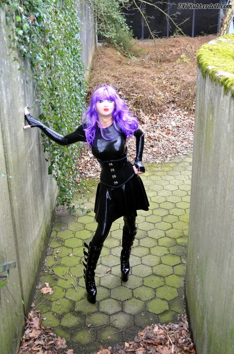 RubberDoll: Busty Brunette in Latex Poses Outdoors for Fetish Set – photo 11 of 15