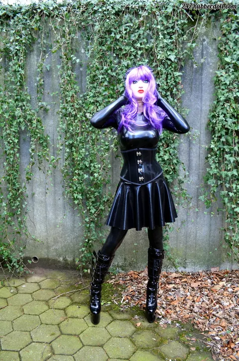 RubberDoll: Busty Brunette in Latex Poses Outdoors for Fetish Set – photo 12 of 15
