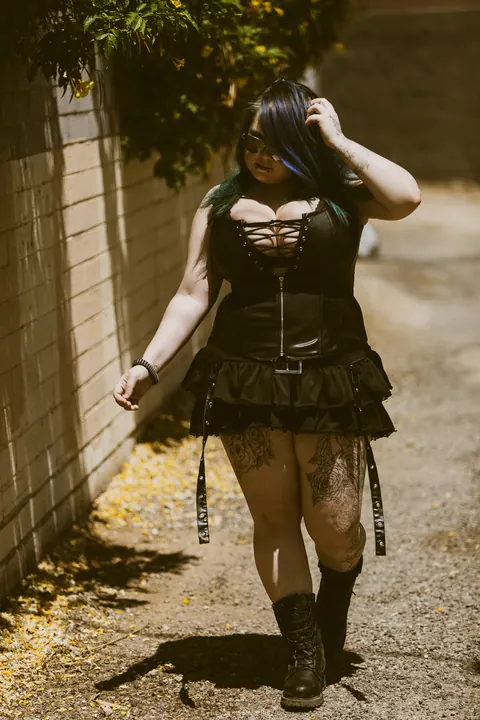 BBW Strips Out of Her Lingerie and Skirt Outdoors – photo 5 of 21