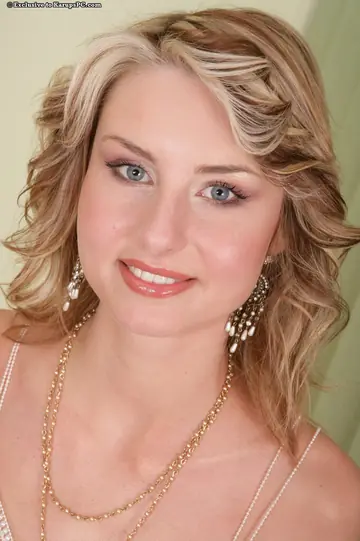 Blonde Undresses Fully and Poses Nude for the Gallery