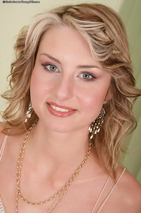 Blonde Undresses Fully and Poses Nude for the Gallery – photo 1 of 21