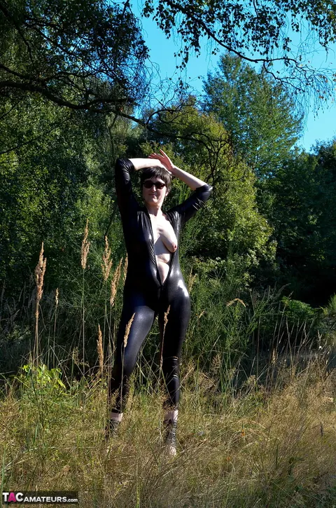 European MILF Unzips Her Latex Bodysuit Outdoors – photo 4 of 16