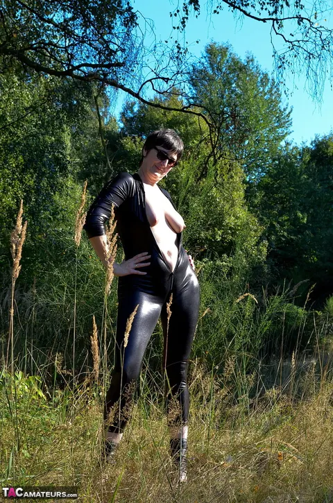 European MILF Unzips Her Latex Bodysuit Outdoors – photo 9 of 16