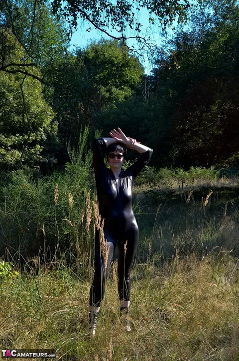 European MILF Unzips Her Latex Bodysuit Outdoors – photo 2 of 16
