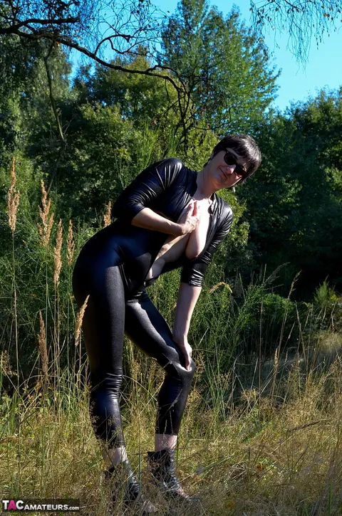 European MILF Unzips Her Latex Bodysuit Outdoors – photo 16 of 16
