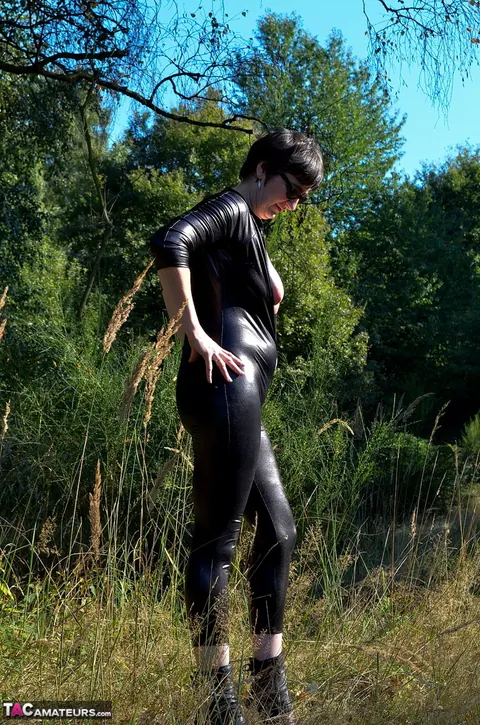 European MILF Unzips Her Latex Bodysuit Outdoors – photo 12 of 16