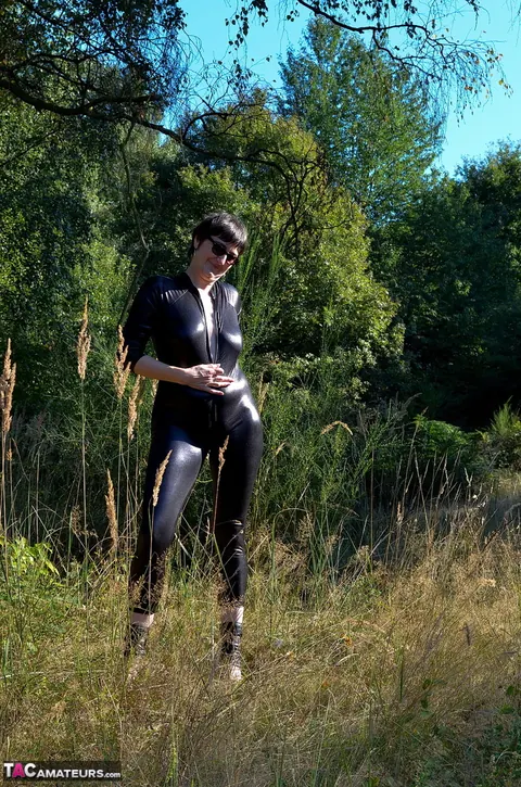 European MILF Unzips Her Latex Bodysuit Outdoors – photo 3 of 16