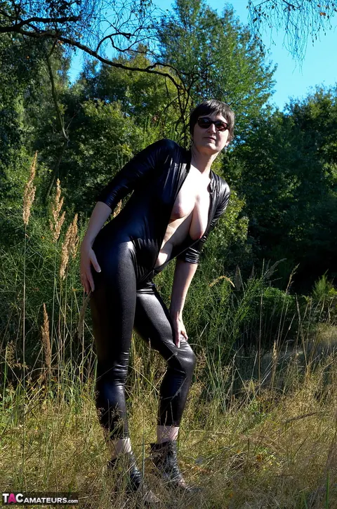 European MILF Unzips Her Latex Bodysuit Outdoors – photo 13 of 16