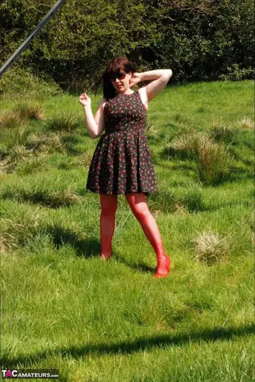 British MILF with Big Tits Poses Nude Outdoors in Heels