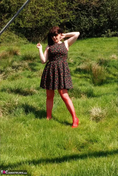 Juiceyjaney: British MILF with Big Tits Poses Nude Outdoors in Heels – photo 1 of 20