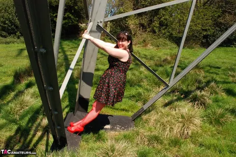 Juiceyjaney: British MILF with Big Tits Poses Nude Outdoors in Heels – photo 5 of 20