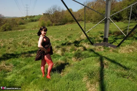 Juiceyjaney: British MILF with Big Tits Poses Nude Outdoors in Heels – photo 4 of 20