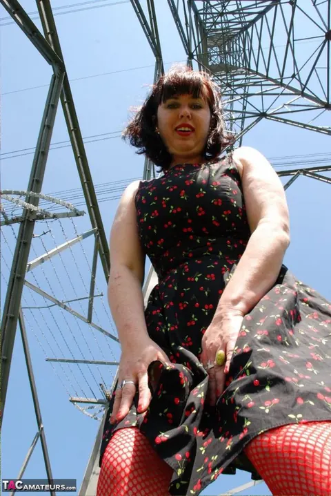 Juiceyjaney: British MILF with Big Tits Poses Nude Outdoors in Heels – photo 3 of 20