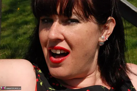 Juiceyjaney: British MILF with Big Tits Poses Nude Outdoors in Heels – photo 6 of 20