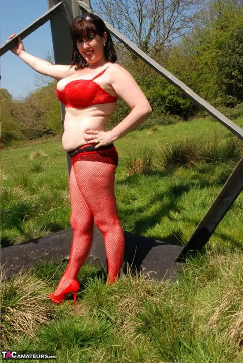 Juiceyjaney: British MILF with Big Tits Poses Nude Outdoors in Heels – photo 10 of 20
