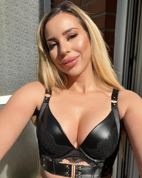 Busty Blonde in Latex and Boots Shows Off Her Curves – photo 1 of 19