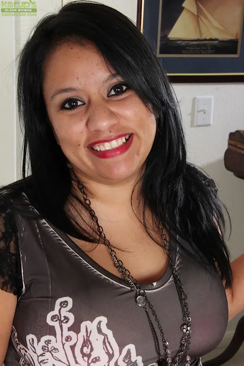 Lucey Perez: Curvy Latina MILF Pulls Her Panties Aside and Spreads – photo 1 of 16
