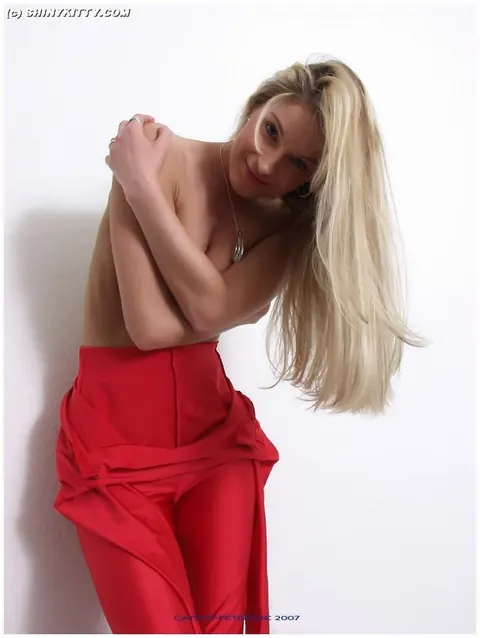 Blonde PAWG Strips Out of Her Red Bikini – photo 4 of 10