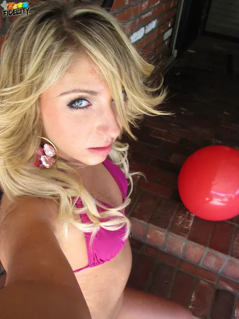 Jaelyn Fox: Slim Blonde MILF Poses in a Bikini and Shorts at the Gym – photo 13 of 17