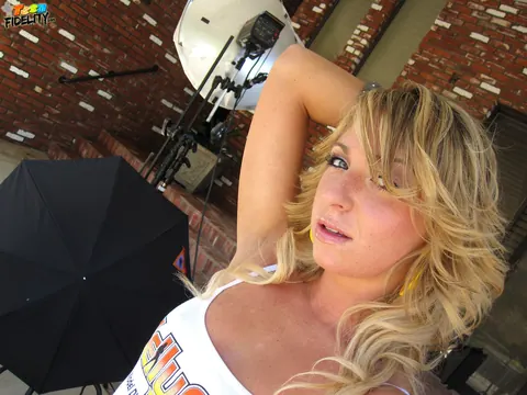 Jaelyn Fox: Slim Blonde MILF Poses in a Bikini and Shorts at the Gym – photo 14 of 17