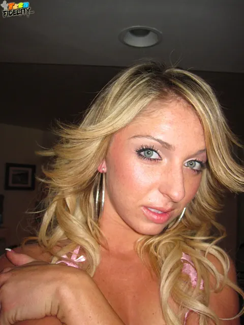 Jaelyn Fox: Slim Blonde MILF Poses in a Bikini and Shorts at the Gym – photo 15 of 17
