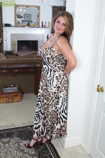 Chubby Brunette MILF Undresses and Spreads Her Shaved Pussy