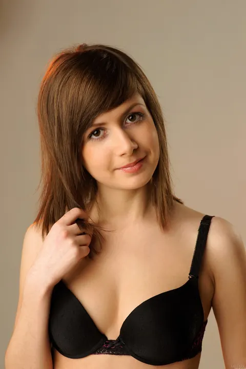 Slim Woman in Jeans Strips and Spreads Her Shaved Pussy – photo 1 of 21