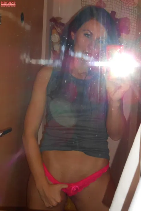 Lady Love: Latina Brunette Spreads Her Pussy in the Mirror Selfie – photo 2 of 20