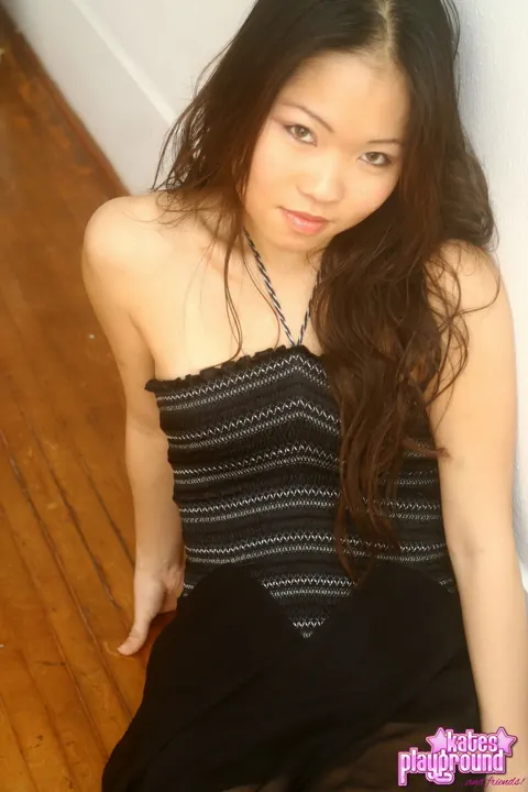 Slim Asian MILF Shows Off Her Legs in a Skirt and Heels – photo 6 of 12