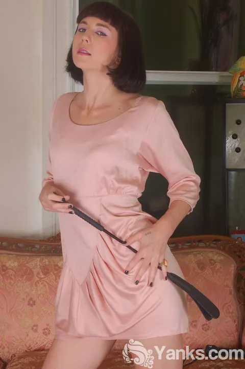 Coral Aorta: Short-Haired Brunette Fingers Her Shaved Pussy Solo – photo 1 of 18