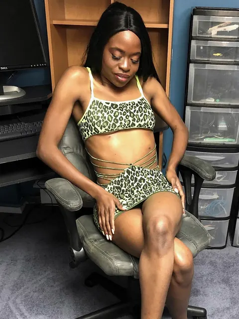 Melody Cummings: Slim Ebony MILF in Heels Gives a Blowjob – photo 2 of 21