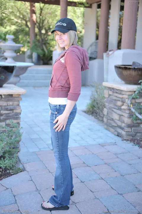 Blonde Pulls Her Jeans Aside and Spreads in Public – photo 19 of 21