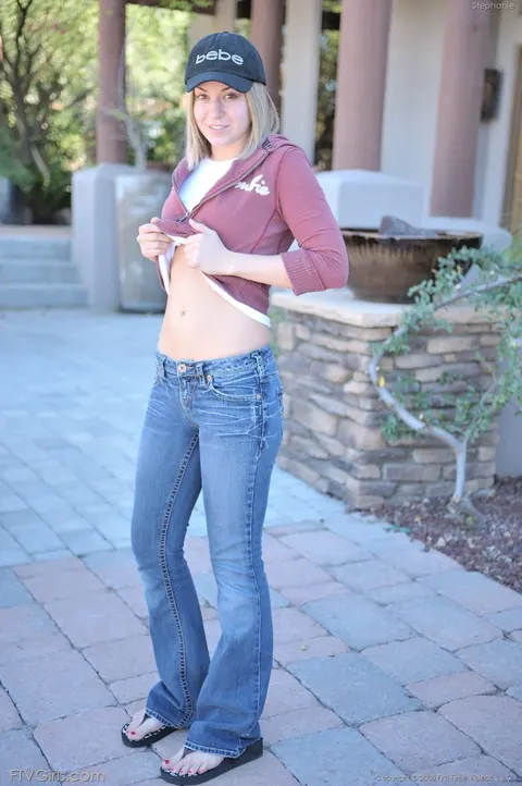 Blonde Pulls Her Jeans Aside and Spreads in Public – photo 20 of 21