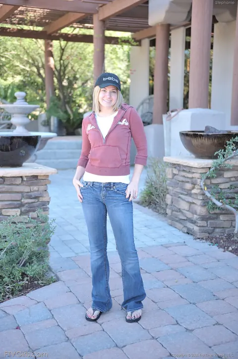 Blonde Pulls Her Jeans Aside and Spreads in Public – photo 18 of 21