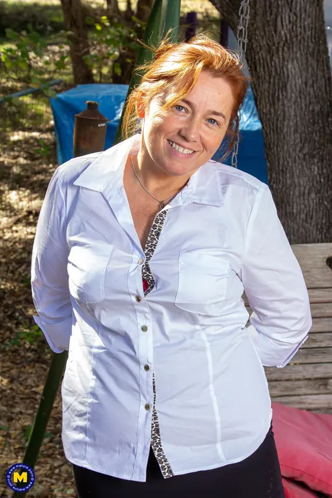 Gypsy Leigh: Curvy Mature Redhead Masturbates Outdoors on a Swing – photo 2 of 16
