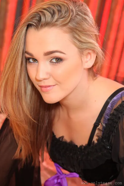Jodie Gasson: Blonde in Witch Costume Shows Her Big Tits on the Bed – photo 6 of 16