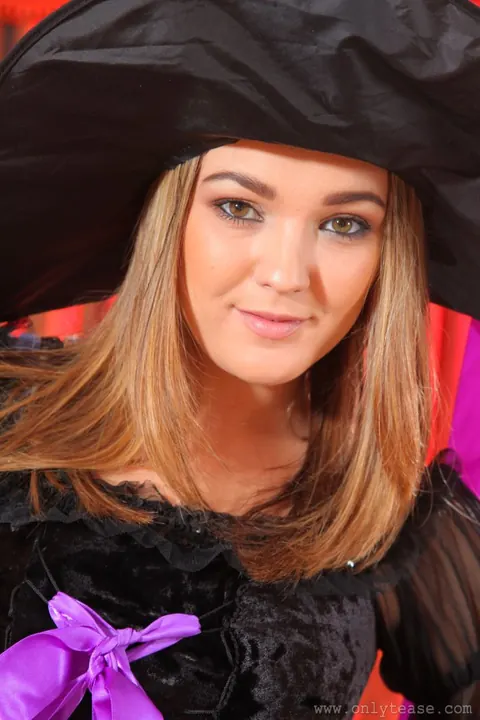 Jodie Gasson: Blonde in Witch Costume Shows Her Big Tits on the Bed – photo 2 of 16